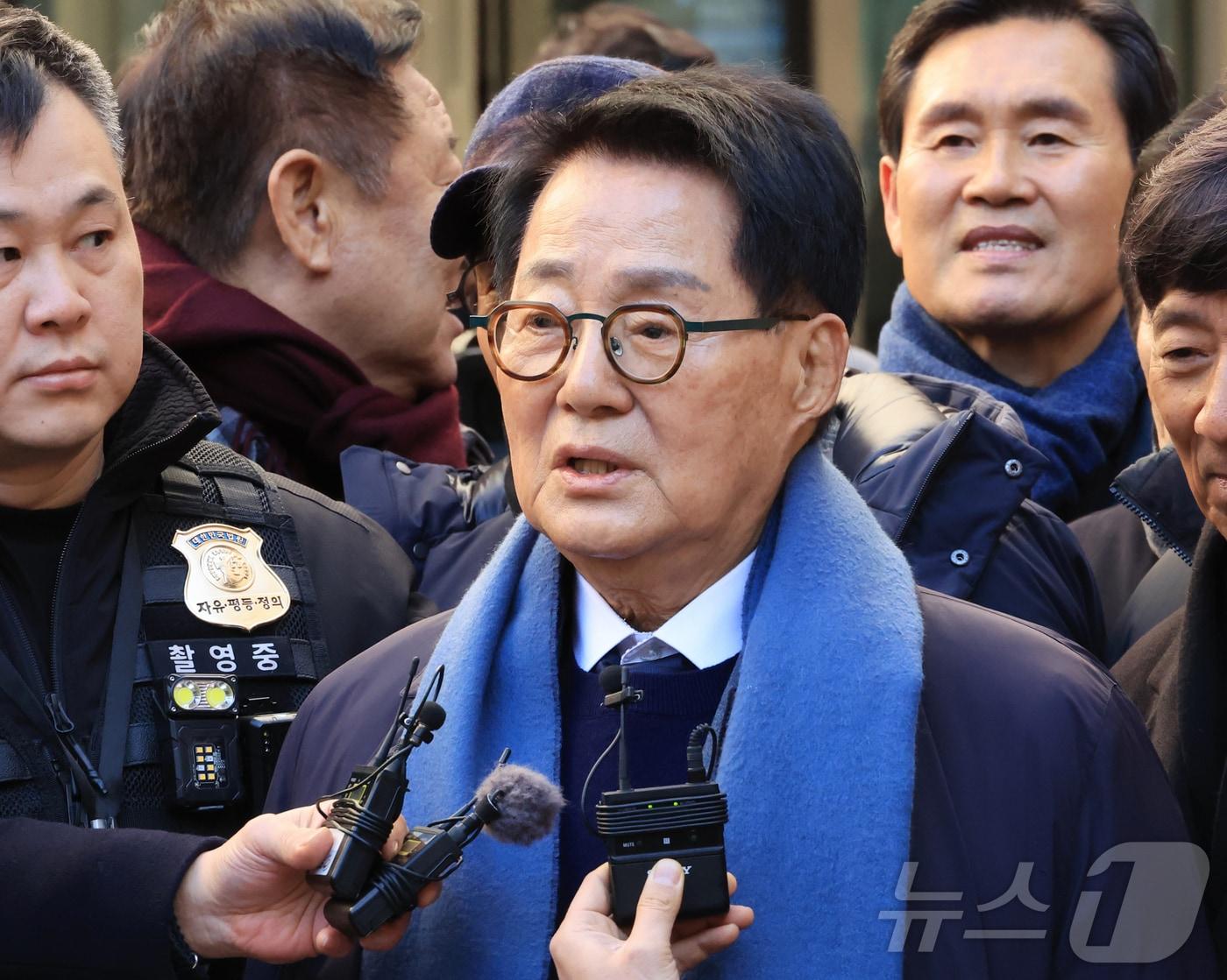 본문 이미지 - 2020년 서해에서 발생한 공무원 피격 사건을 은폐하려 한 혐의로 재판에 넘겨진 박지원 더불어민주당 의원(전 국가정보원장)이 26일 서울 서초구 중앙지법에서 무죄를 선고받고 법원을 나서며 발언하고 있다. (공동취재) 2025.12.26/뉴스1 ⓒ News1 오대일 기자