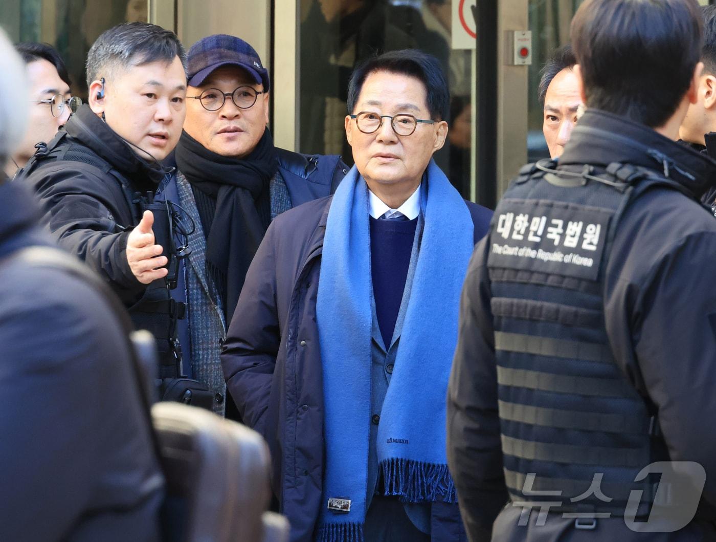 본문 이미지 - 2020년 서해에서 발생한 공무원 피격 사건을 은폐하려 한 혐의로 재판에 넘겨진 박지원 전 국가정보원장이 26일 서울 서초구 중앙지법에서 무죄를 선고받고 법원을 나서고 있다. (공동취재) 2025.12.26/뉴스1 ⓒ News1 오대일 기자