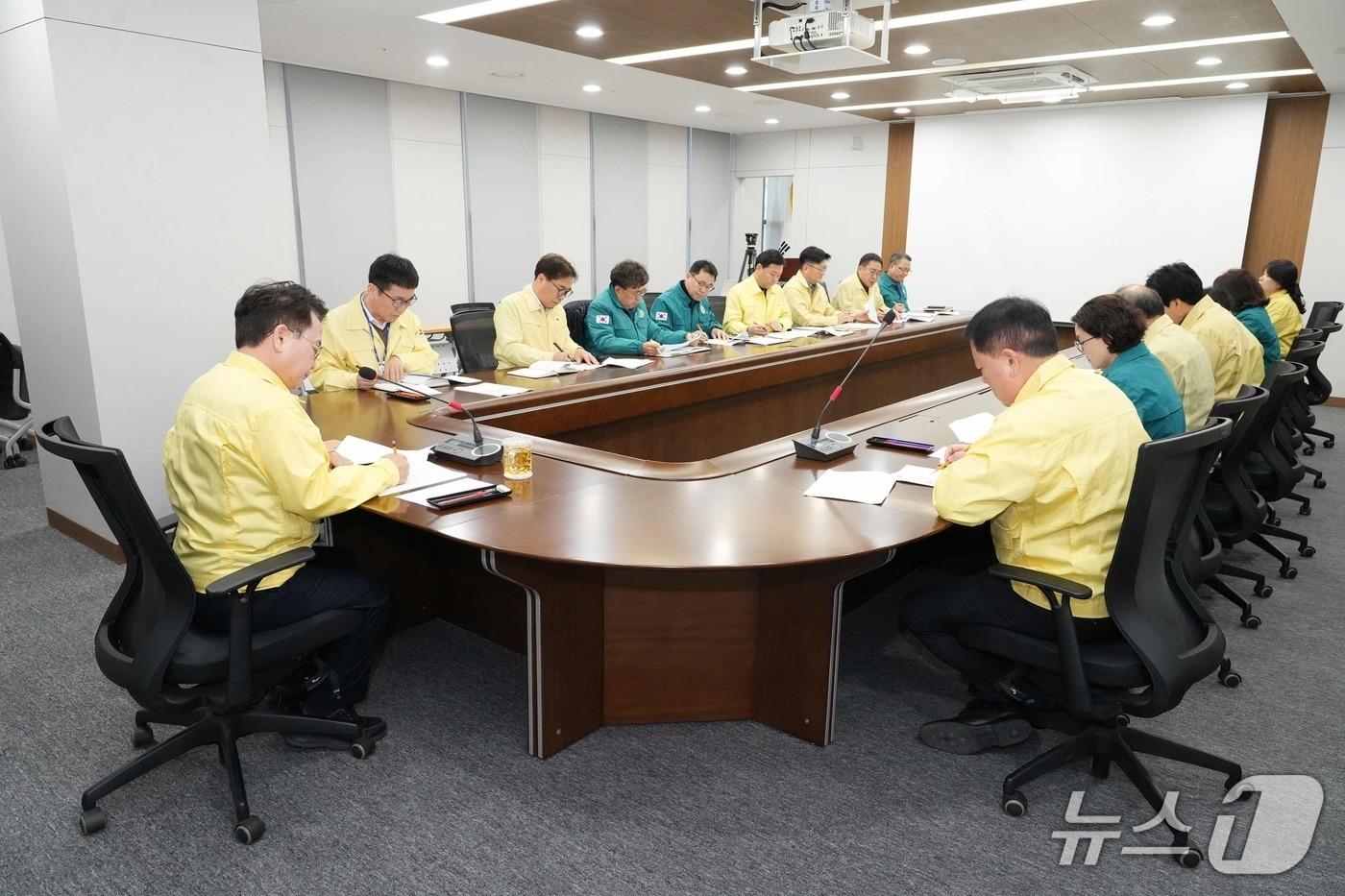 육동한 춘천시장이 26일 시청 중회의실에서 한파주의보 상황 점검회의를 열었다.(춘천시 제공, 재판매 및 DB금지)