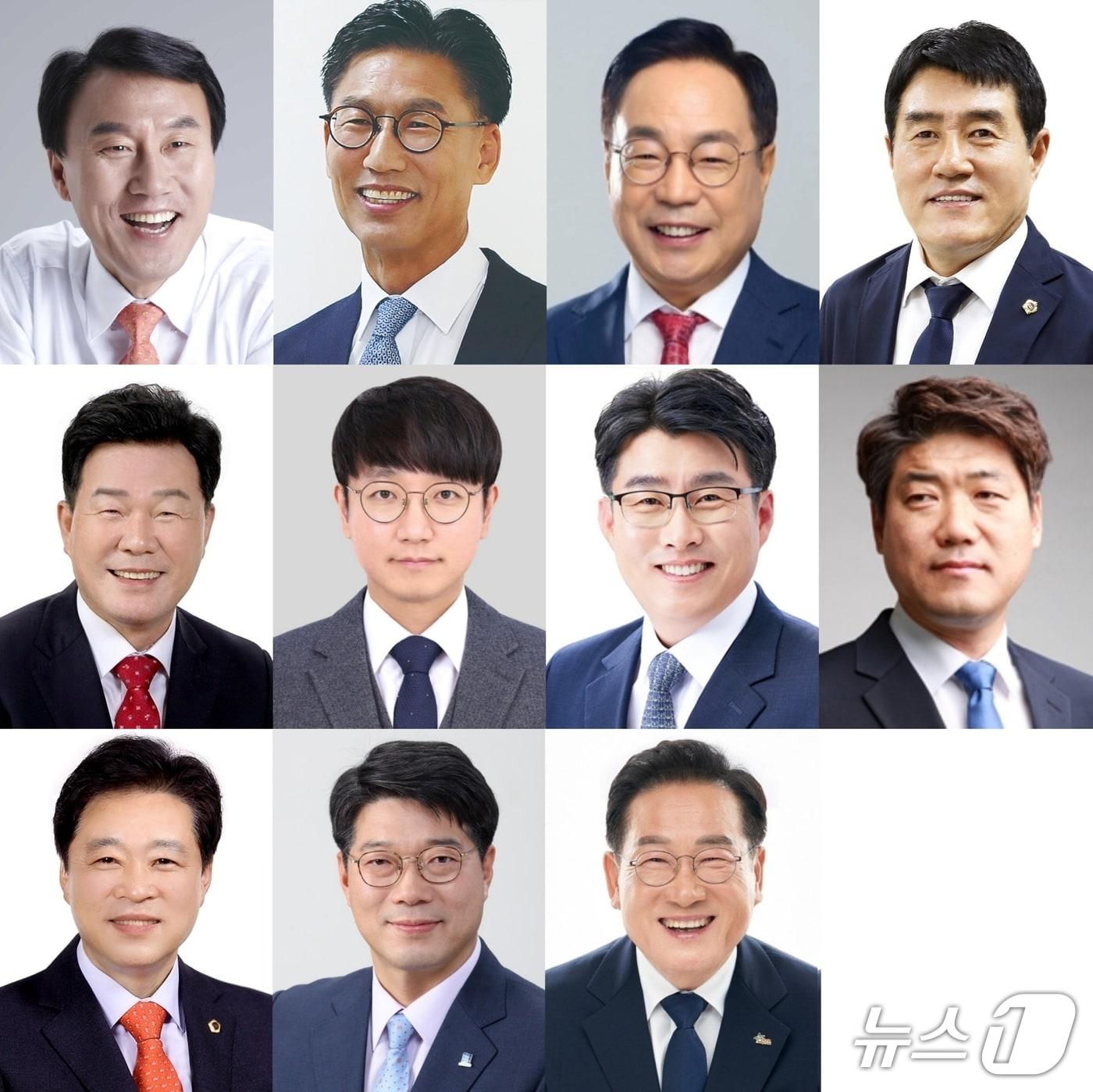 본문 이미지 - 위쪽 왼쪽부터 김경원, 김병삼, 김섭, 박영환. 두번째줄 왼쪽부터 윤승오, 이동민, 이영수, 이정훈. 세번째줄 왼쪽부터 이춘우, 정우동, 최기문 (가나다 순)/뉴스1