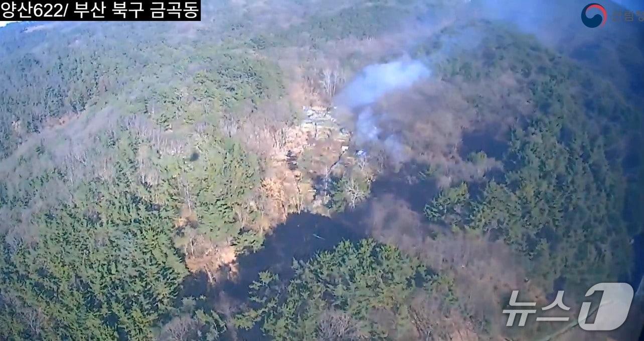 본문 이미지 - 26일 부산 북구 금곡동 산불 화재 현장.(산림청 제공. 재판매 및 DB 금지)