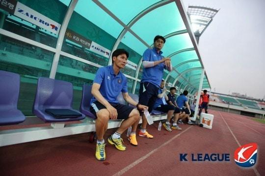 본문 이미지 - 2015년 안양 감독대행과 코치로 함꼐 벤치에 앉아있는 이영민(왼쪽)과 유병훈(한국프로축구연맹 제공) 