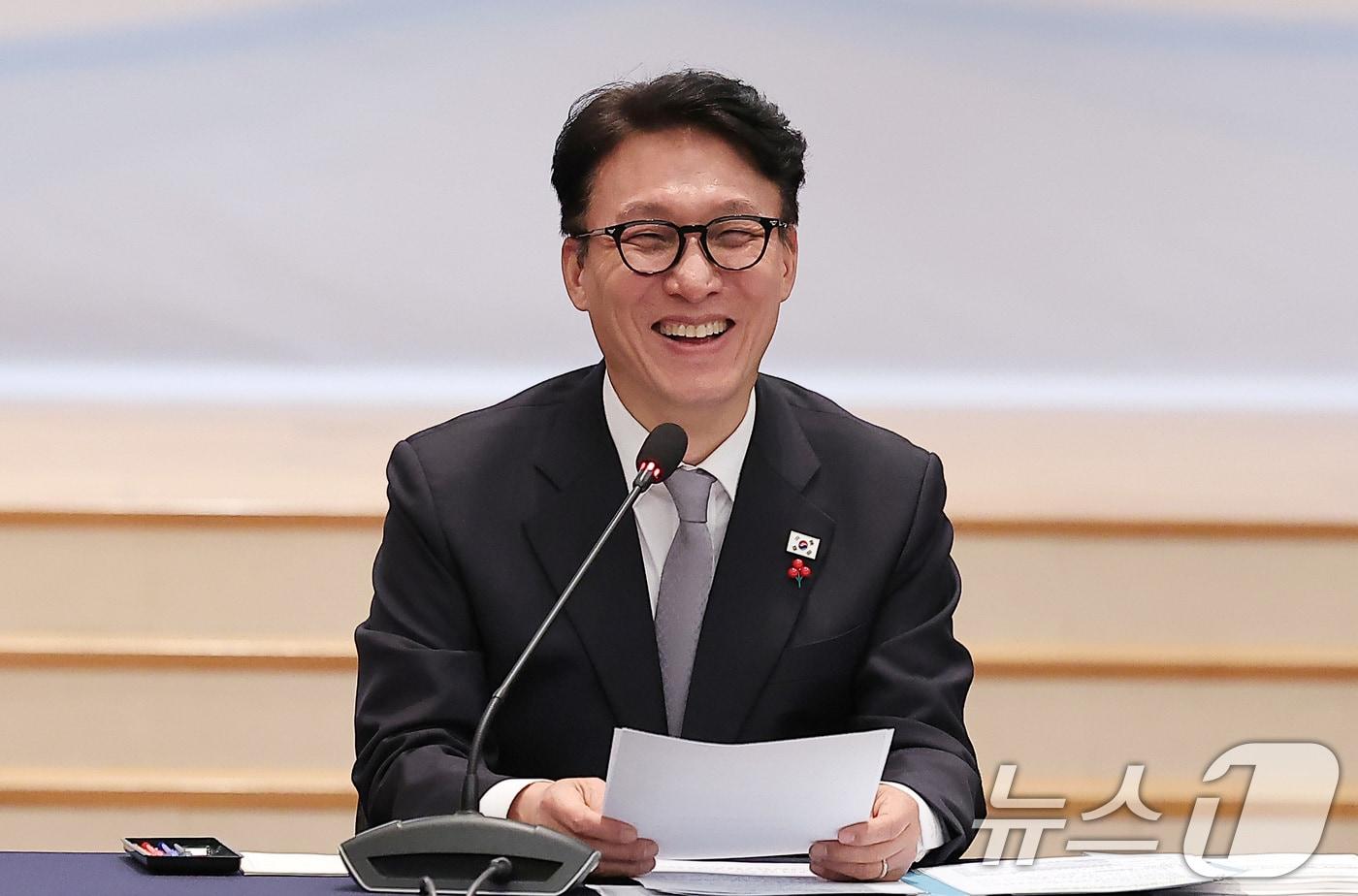 김민석 국무총리가 26일 서울 마포구 중소기업DMC타워에서 열린 제17차 청년정책조정위원회 회의에서 모두발언을 하던 도중 미소짓고 있다. 2025.12.26/뉴스1 ⓒ News1 김성진 기자