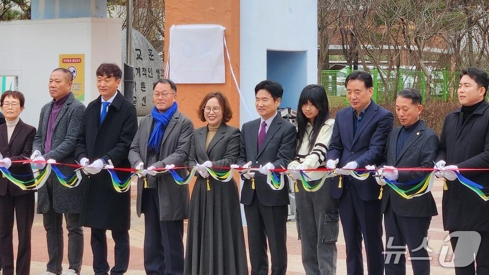 본문 이미지 -  빛가람초  'IB 월드스쿨 인증식'에서 김대중 전남교육감 등 참석자들이 기념 테이프를 자르고 있다.(전남도교육청 제공, 재판매 및 DB 금지)/뉴스1