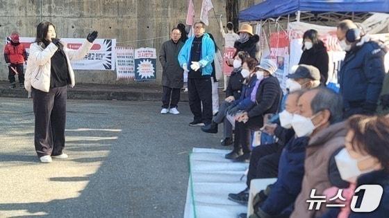 본문 이미지 - 19일 오전 '현도면 비상대책위원회' 회원 20여 명이 재활용선별센터 사업부지 진출입로 앞에서 집회를 하고 있다.2025.11.19./뉴스1