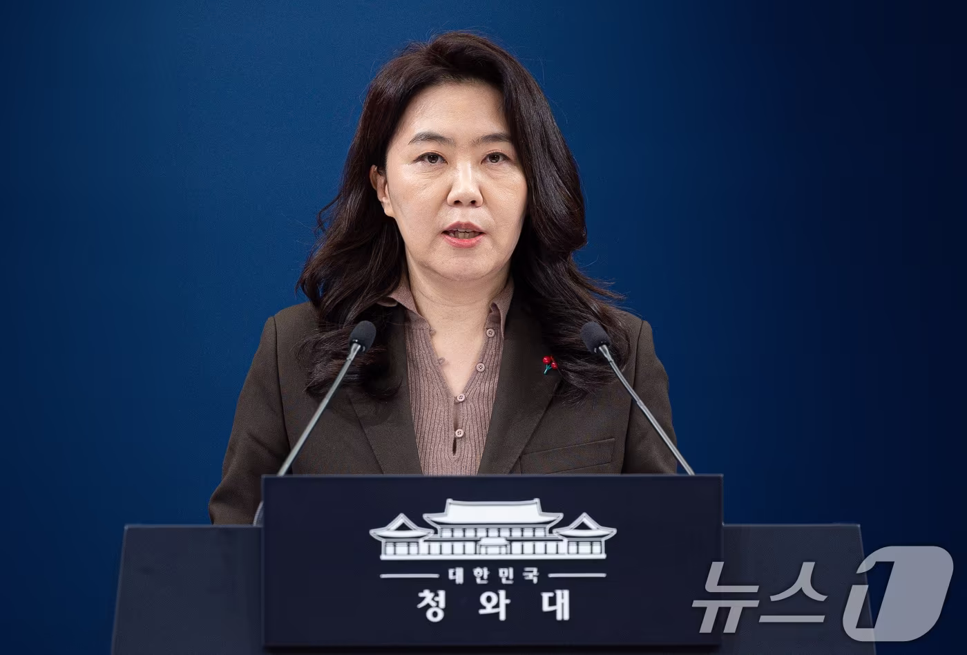 강유정 대통령실 대변인이 26일 청와대 춘추관에서 위험직무 순직 유가족 초청 오찬 관련 브리핑을 하고 있다. 2025.12.26/뉴스1 ⓒ News1 이재명 기자