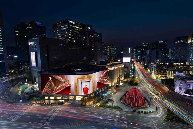 본문 이미지 - 신세계백화점이 오는 31일 신세계백화점 본점 본관 앞에서 중구청 주관 새해를 알리는 카운트다운 행사인 ‘2026 카운트다운 쇼 라이트 나우(LIGHT NOW)’를 진행한다고 28일 밝혔다. 사진은 신세계스퀘어 2025 크리스마스 영상의 모습. (신세계백화점 제공. 재판매 및 DB 금지) 2025.12.28/뉴스1