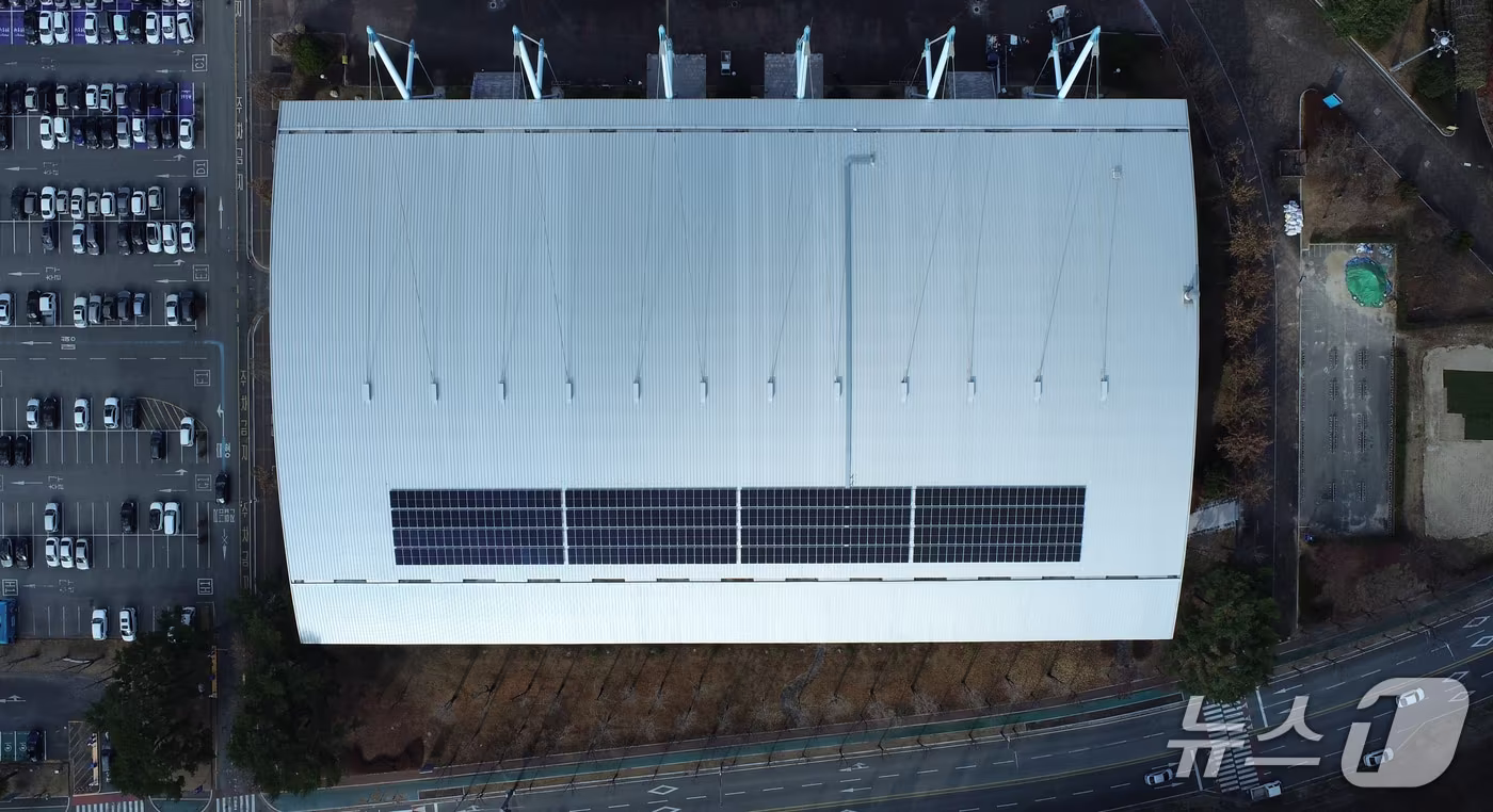 울산 문수실내수영장 지붕에 설치된 태양광 발전설비. (울산시설공단 제공. 재판매 및 DB 금지) /뉴스1