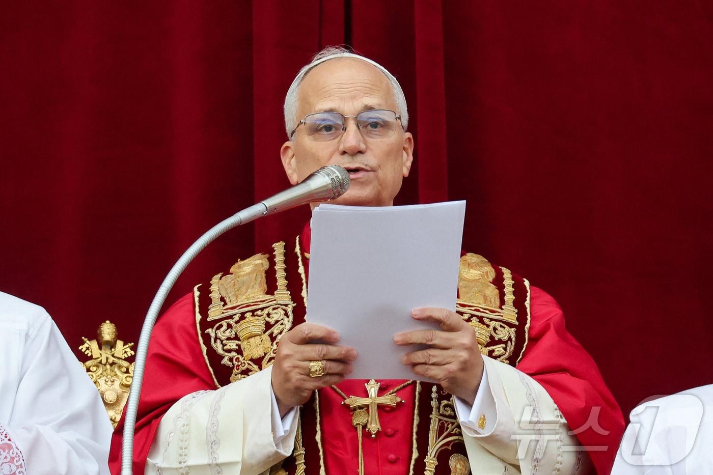 레오 14세 교황이 25일(현지시간) 바티칸 성 베드로 대성당 중앙 발코니에서 전통적인 성탄절 연설인 '우르비 에트 오르비(Urbi et Orbi)'를 도시와 전 세계에 전달하고 있다. 2025.12.25. ⓒ 로이터=뉴스1 ⓒ News1 이정환 기자