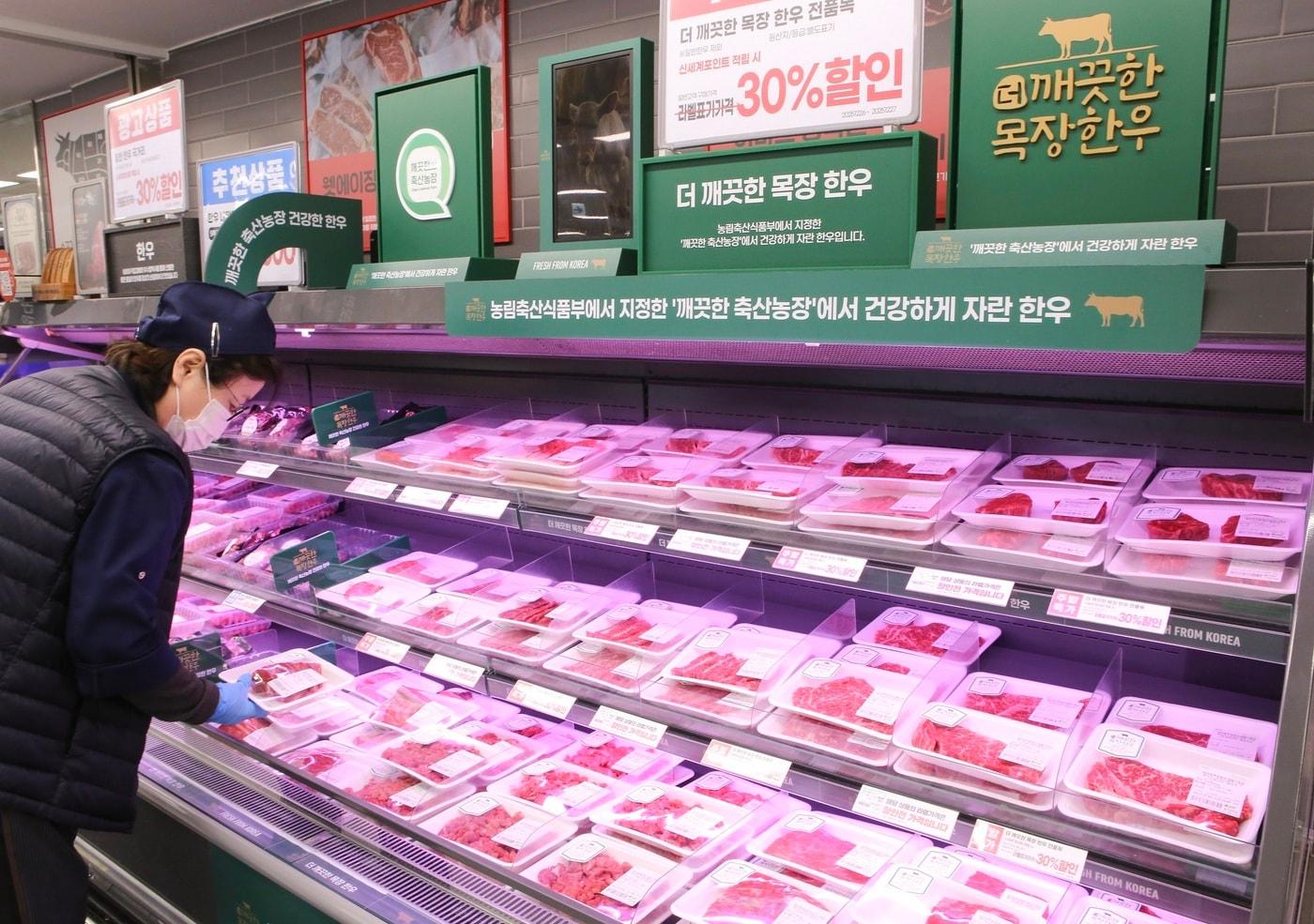 이마트 경기광주점 더깨끗한 목장한우 매대(이마트 제공)