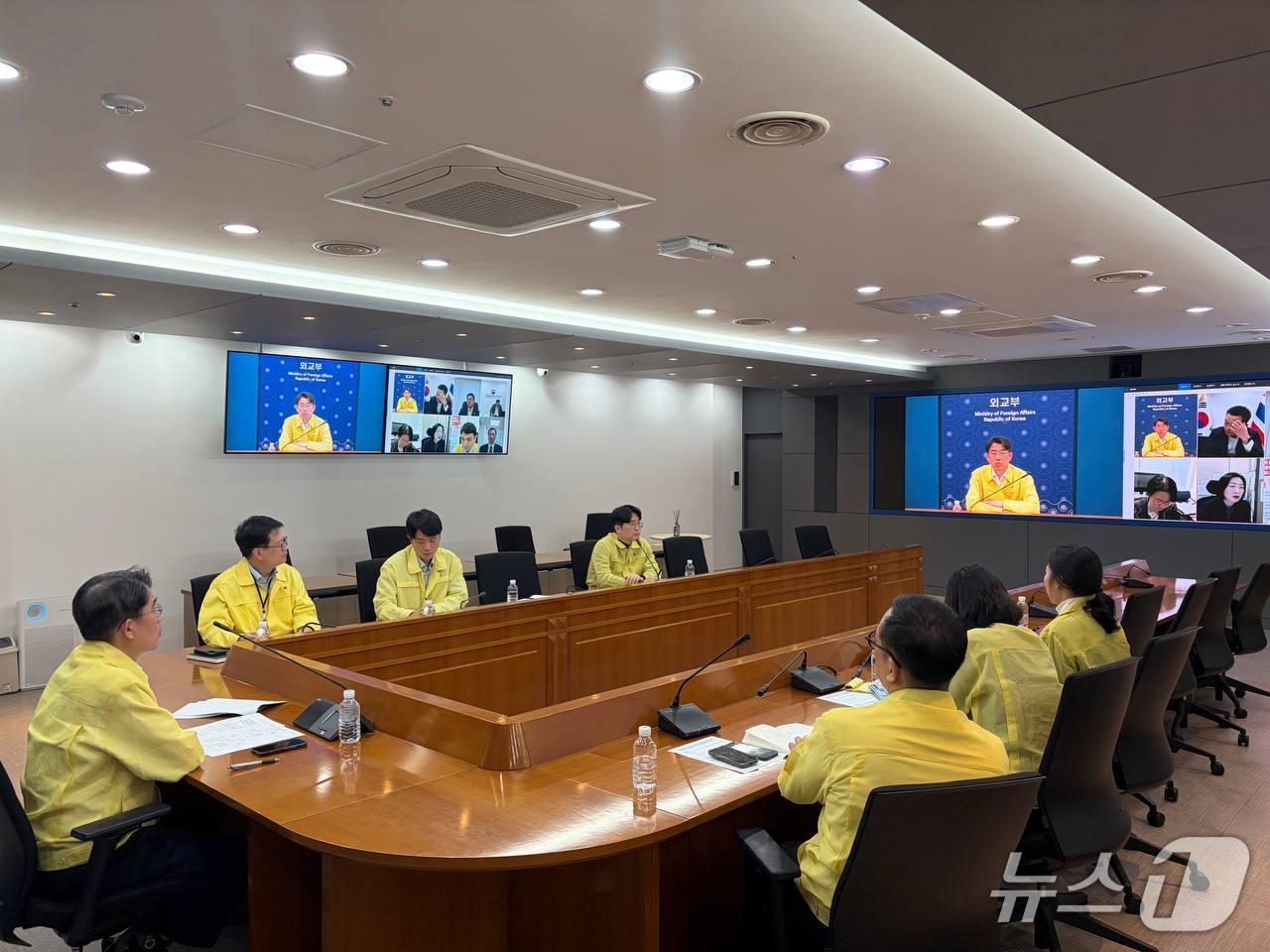 본문 이미지 -  외교부는 24일 윤주석 외교부 영사안전국장 주재로 경찰청 및 동남아·유럽 지역 공관과 합동대책회의를 열고, 최근 유럽 지역에서 마약 운반 혐의로 체포된 우리 국민들의 사례와 이를 방지하기 위한 대책을 논의했다. 2025.12.26. (외교부 제공)