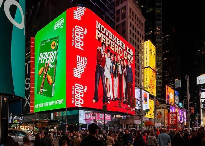 본문 이미지 - 뉴욕 타임스스퀘어 'TSX 브로드웨이' 빌딩에서 송출되고 있는 빼빼로데이 글로벌 마케팅 캠페인 영상.(롯데웰푸드 제공)