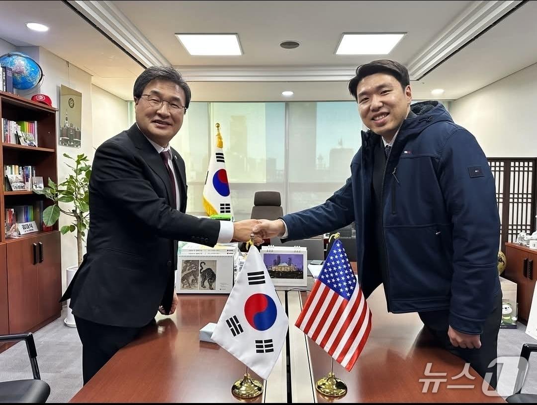 본문 이미지 - 김대식 국민의힘 의원은 26일 오후 국회 의원실에서 테드 크루즈 미 상원의원의 케네스 리 수석보좌관을 만나 접견하고 있다.(김대식 의원실 제공. 재판매 및 DB금지)