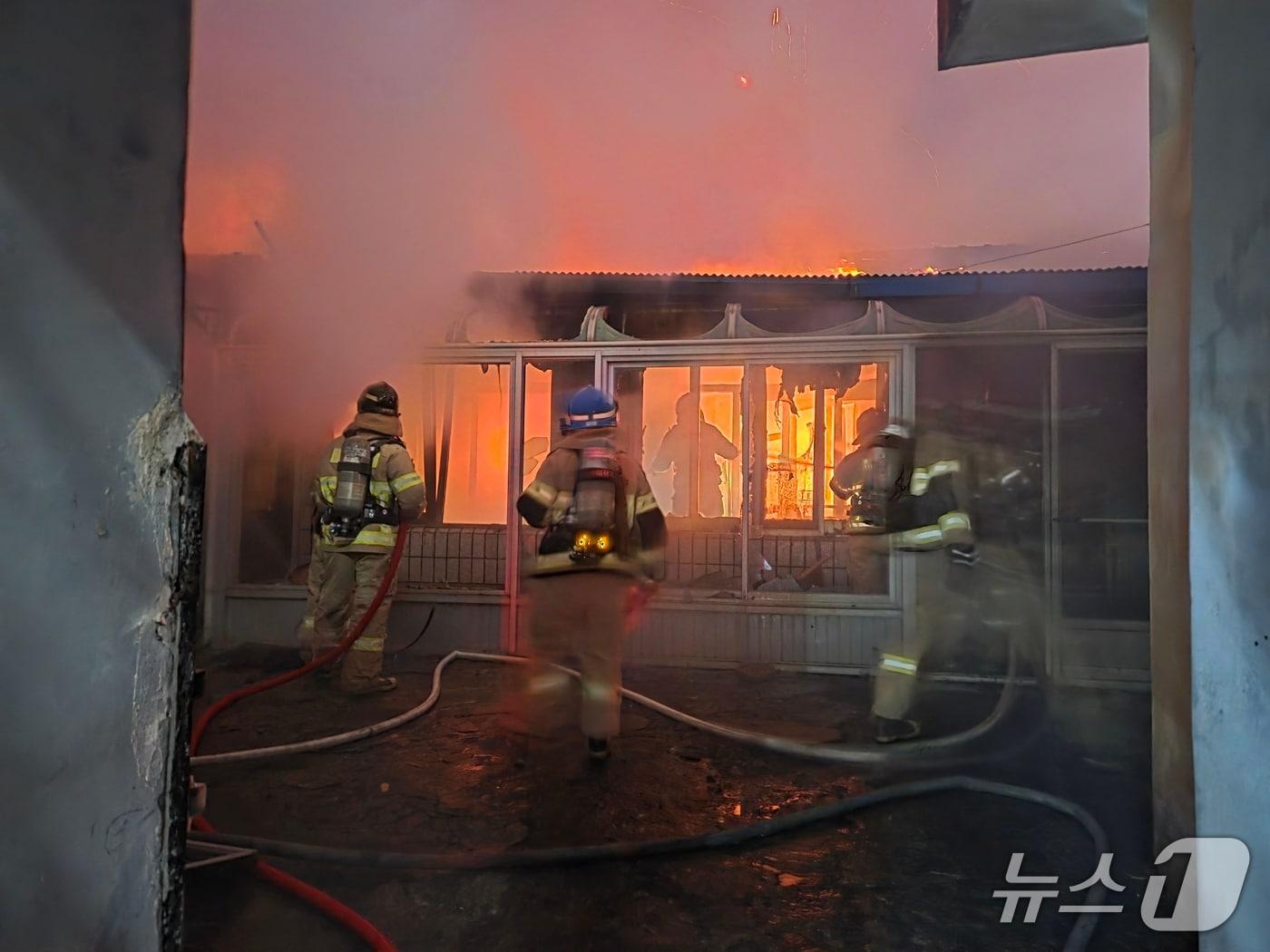 본문 이미지 -  보령 신흑동 주택 화재 현장. (보령소방서 제공, 재판매 및 DB금지) / 뉴스1