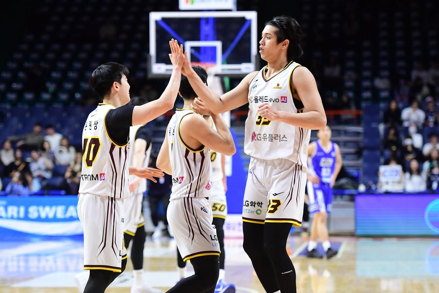 4연승을 기록하며 선두를 질주한 창원 LG. (KBL 제공)