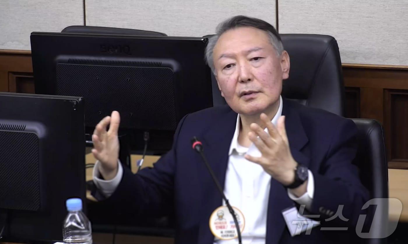 고위공직자범죄수사처(공수처) 체포영장 집행 방해 및 국무위원 심의권 침해로 재판에 넘겨진 윤석열 전 대통령이 26일 서울 서초구 중앙지방법원에서 열린 1심 결심 공판에서 최후 진술을 하고 있다. (중앙지법 제공. 재판매 및 DB 금지) 2025.12.26/뉴스1