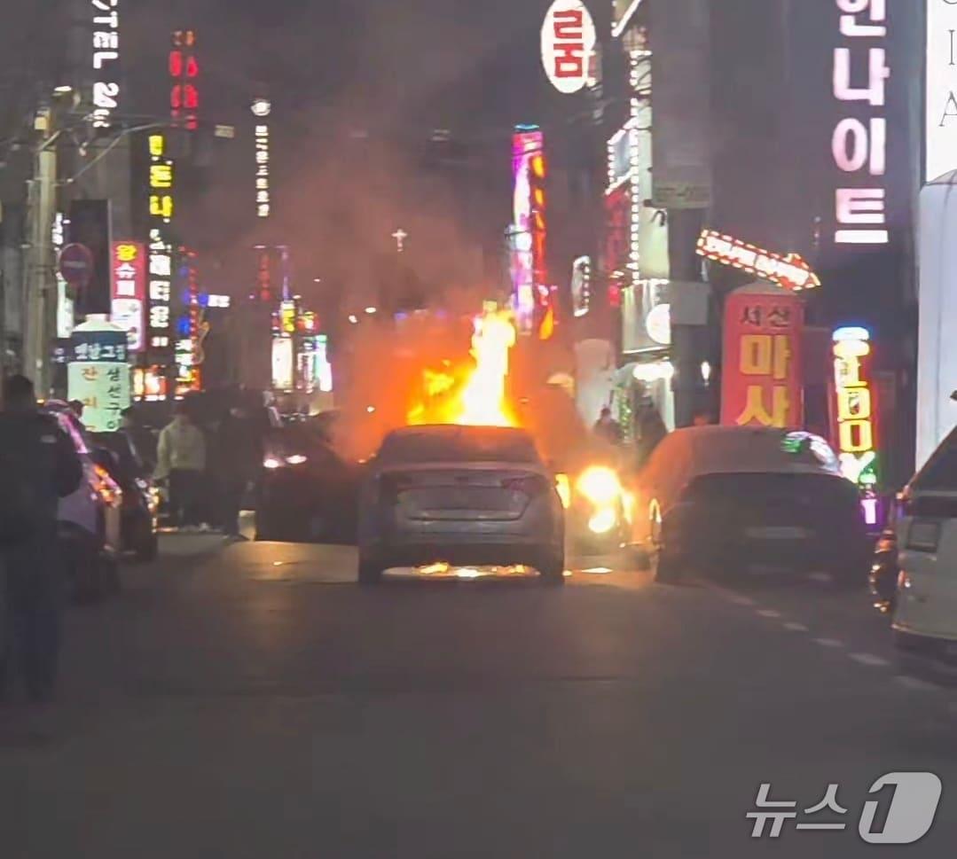본문 이미지 - 서산 읍내동 차량 화재 모습. (독자 제공, 재판매 및 DB금지) / 뉴스1 