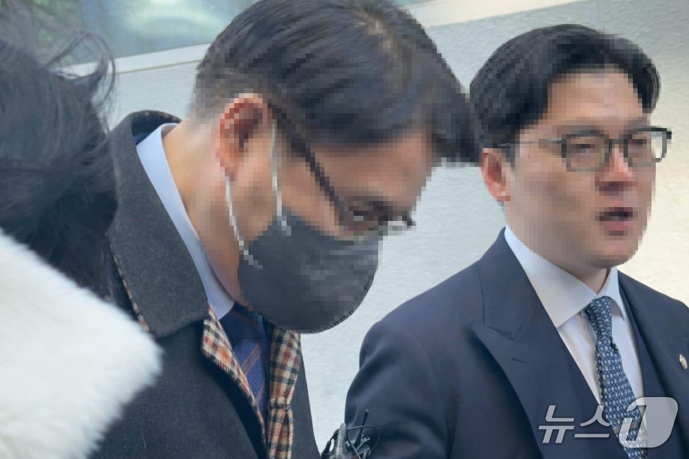 송광석 전 천주평화연합(UPF) 회장(사진 왼쪽)이 경찰 조사를 받기 위해 26일 오후 서울 서대문구 경찰청 청사에 들어서고 있다. 2025.12.26/뉴스1 ⓒ News1 강서연 기자