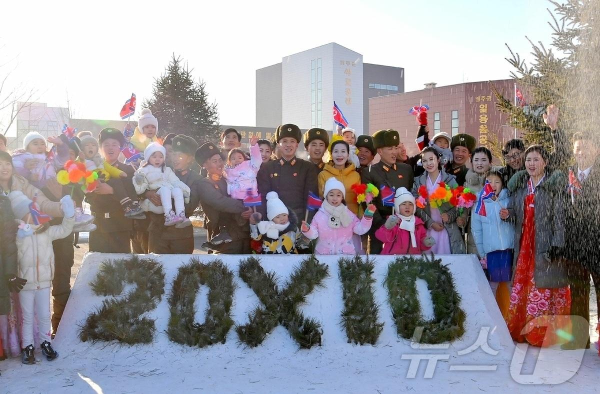 본문 이미지 - (평양 노동신문=뉴스1) = 북한 노동당 기관지 노동신문은 27일 평안북도 염주군 지방공업공장 준공식이 전날 성대히 진행됐다고 보도했다. 최룡해 최고인민회의 상임위원회 위원장과 평안북도, 염주군 간부들, 종업원들, 건설연대 관병들이 참석했다. [국내에서만 사용가능. 재배포 금지. DB 금지. For Use Only in the Republic of Korea. Redistribution Prohibited] rodongphoto@news1.kr