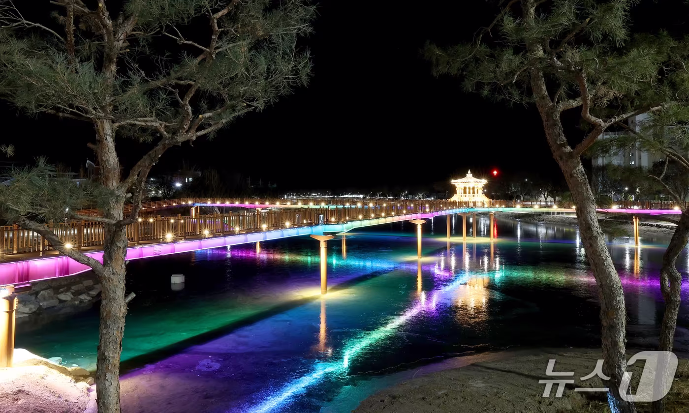 충북 괴산군이 동진천·성황천 일원의 보행 동선을 잇는 에코브릿지를 개통했다.(괴산군 제공, 재판매 및 DB금지)/뉴스1