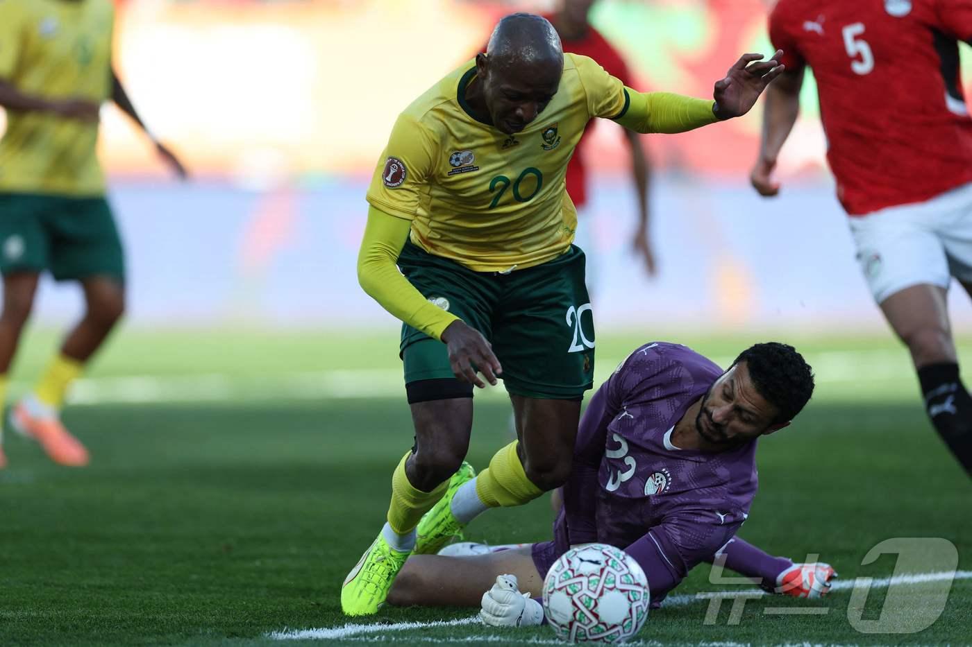 남아프리카공화국(유니폼 상의 노란색)이 27일(한국시간) 열린 2025 아프리카 네이션스컵 조별리그 B조 2차전에서 이집트에 0-1로 졌다. ⓒ AFP=뉴스1