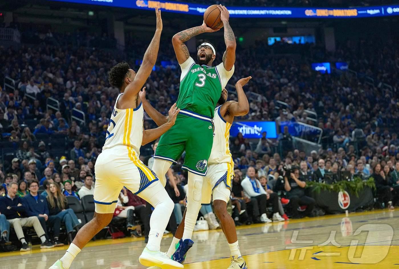 NBA 댈러스 앤서니 데이비스(가운데)가 슛을 쏘고 있다. ⓒ AFP=뉴스1