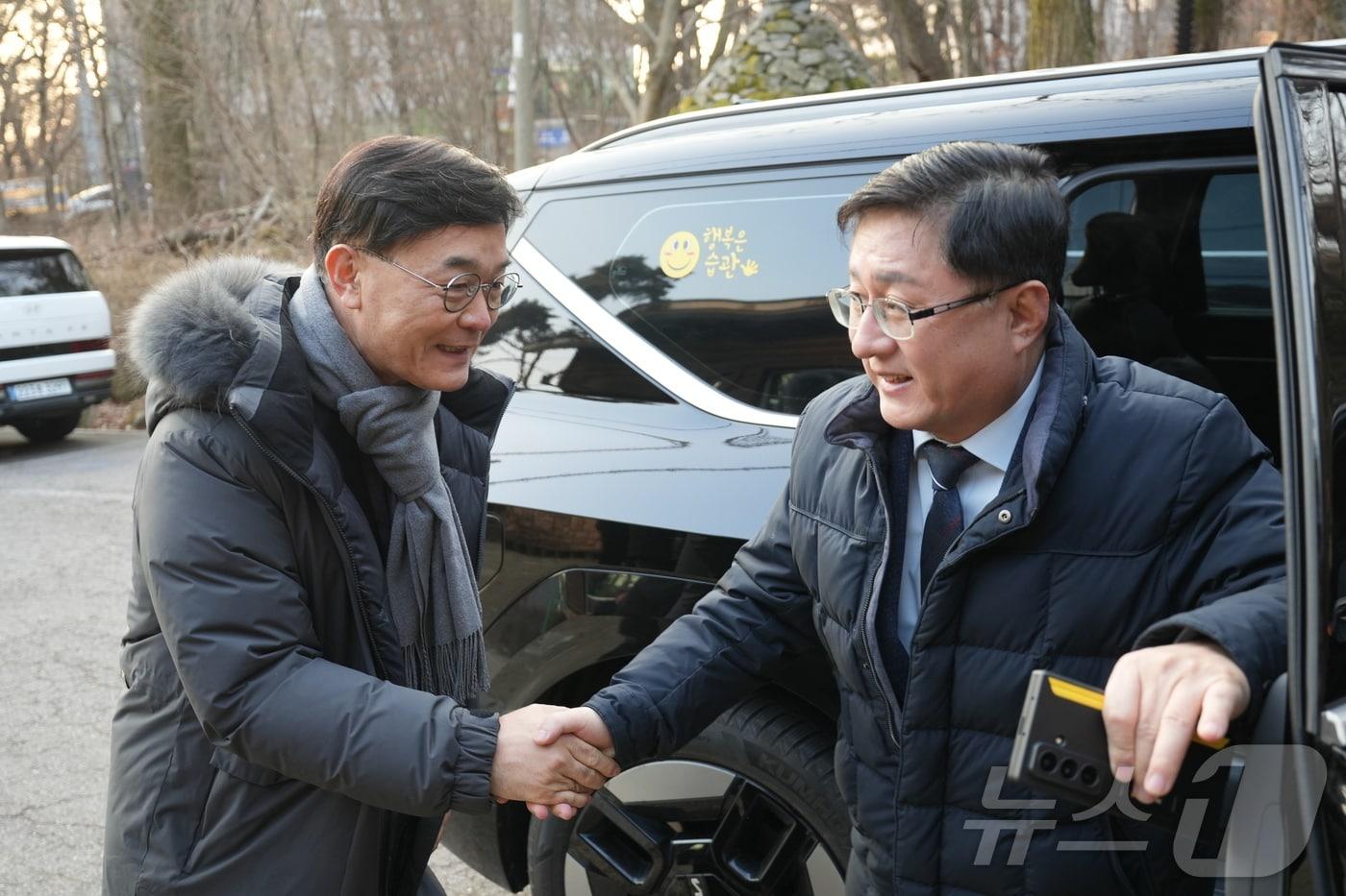 본문 이미지 - 김성환 기후에너지환경부 장관(오른쪽)과 주대영 국립공원공단 이사장이 국립공원 내 불법시설에 대해 점검하기 위해 이동하고 있다. ⓒ 뉴스1 황덕현 기후환경전문기자