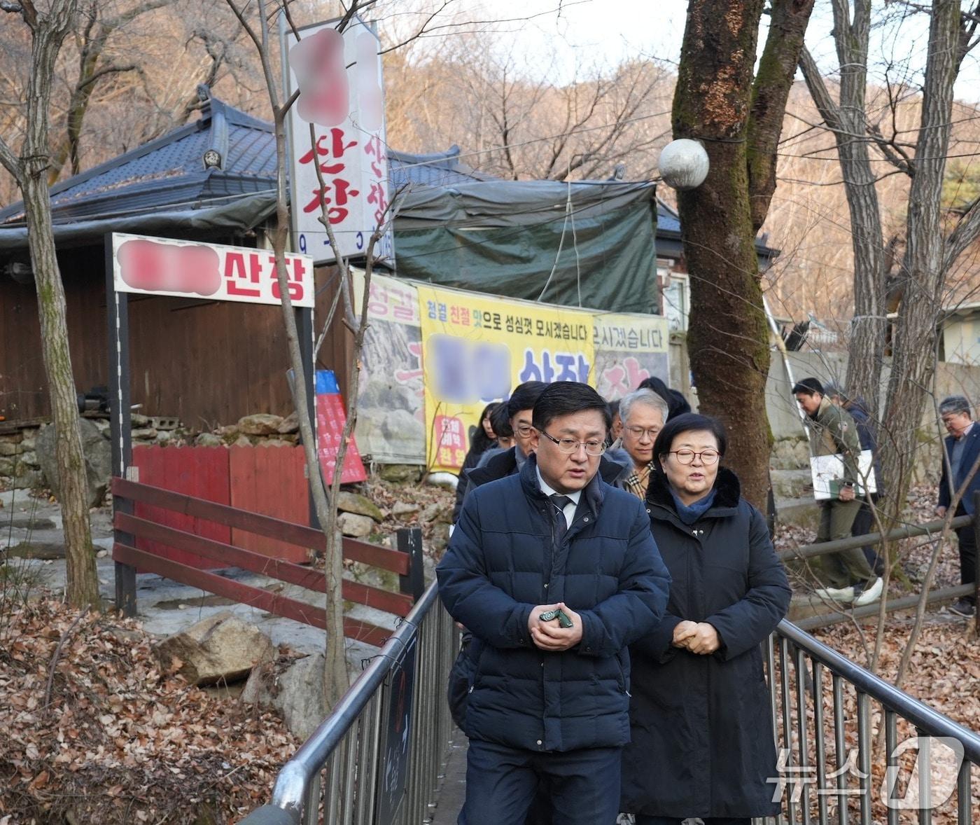 본문 이미지 - 김성환 기후에너지환경부 장관이 27일 서울 강북구 일대 북한산국립공원 수유지구를 찾아 하천과 계곡 내 불법 영업시설 현장을 점검하고 있다. 이날 현장 방문에는 이순희 강북구청장, 주대영 국립공원공단 이사장 등이 함께 했다. ⓒ 뉴스1 황덕현 기자