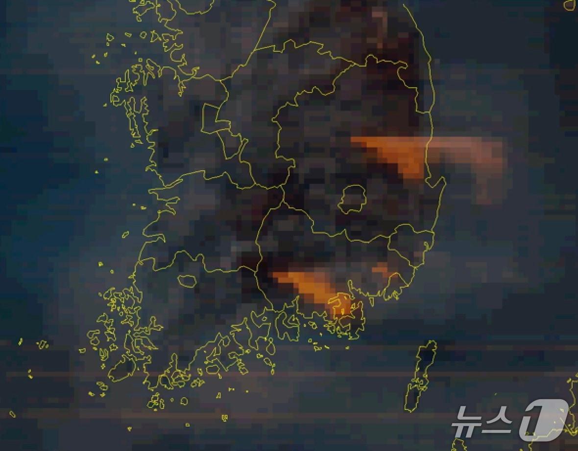 본문 이미지 - 위성으로 관측한 3월 23일 내륙 산불 모습(기후부 제공) ⓒ 뉴스1