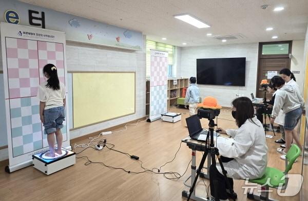 본문 이미지 - 신체불균형 검사 장면.(전북교육청 제공, 재판매 및 DB 금지)/뉴스1