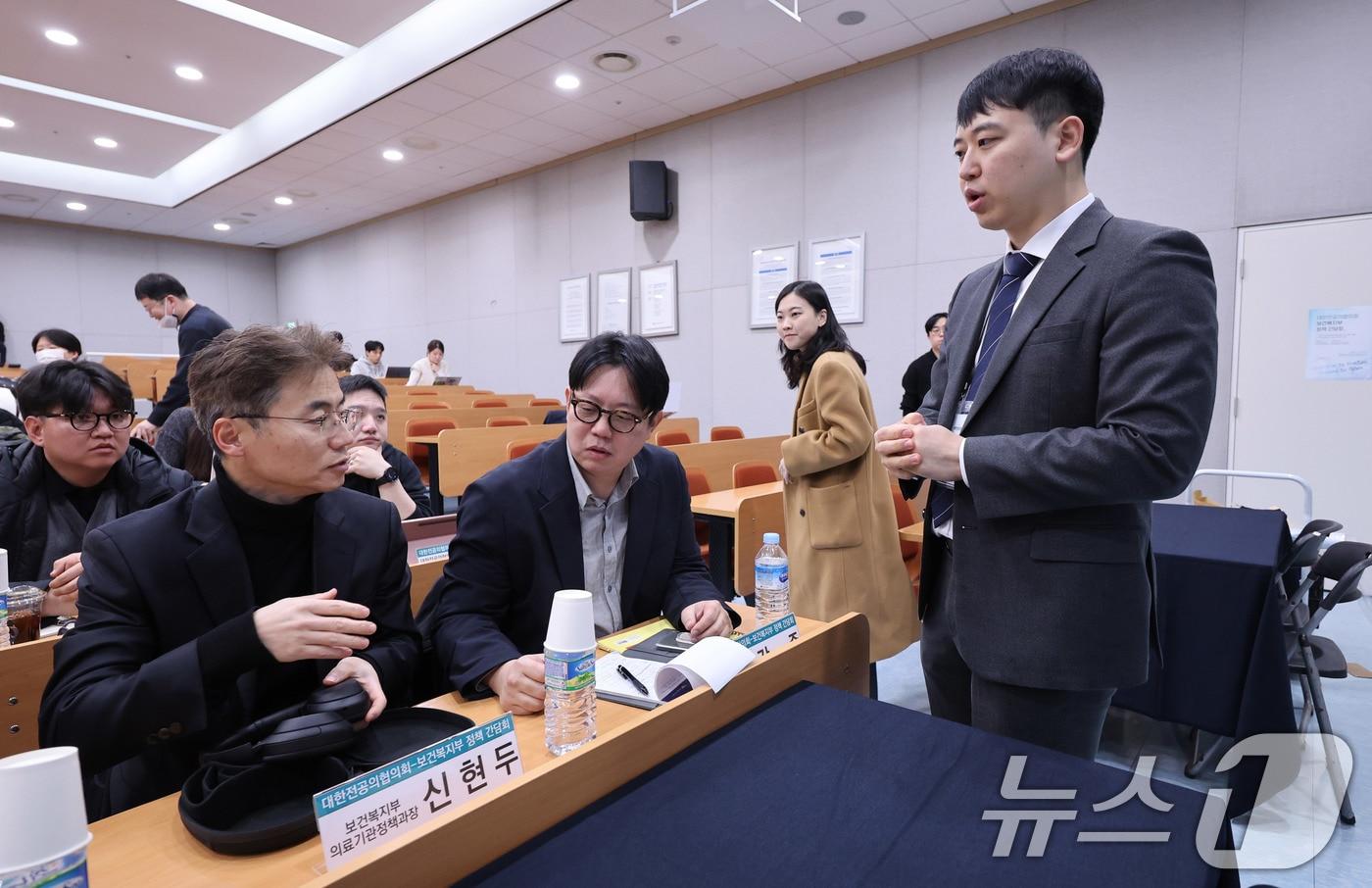 본문 이미지 - 한성존 대한전공의협의회 회장이 서울 서초구 가톨릭대학교 성의교정 성의회관에서 열린 대한전공의협의회-보건복지부 정책 간담회에 앞서 강준 보건복지부 의료개혁총괄과장, 신현두 보건복지부 의료기관정책과장과 대화를 나누고 있다. ⓒ 뉴스1 박지혜 기자