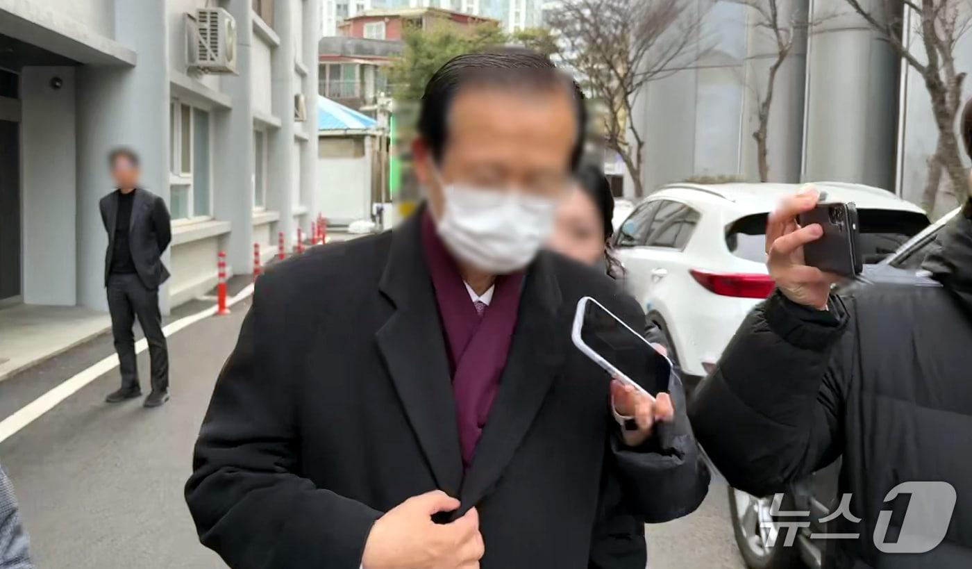 27일 오후  이 모 전 통일교 한국회장(천심원 원장)이 서울 서대문구 경찰청에서의 조사를 마치고 귀가하고 있다.