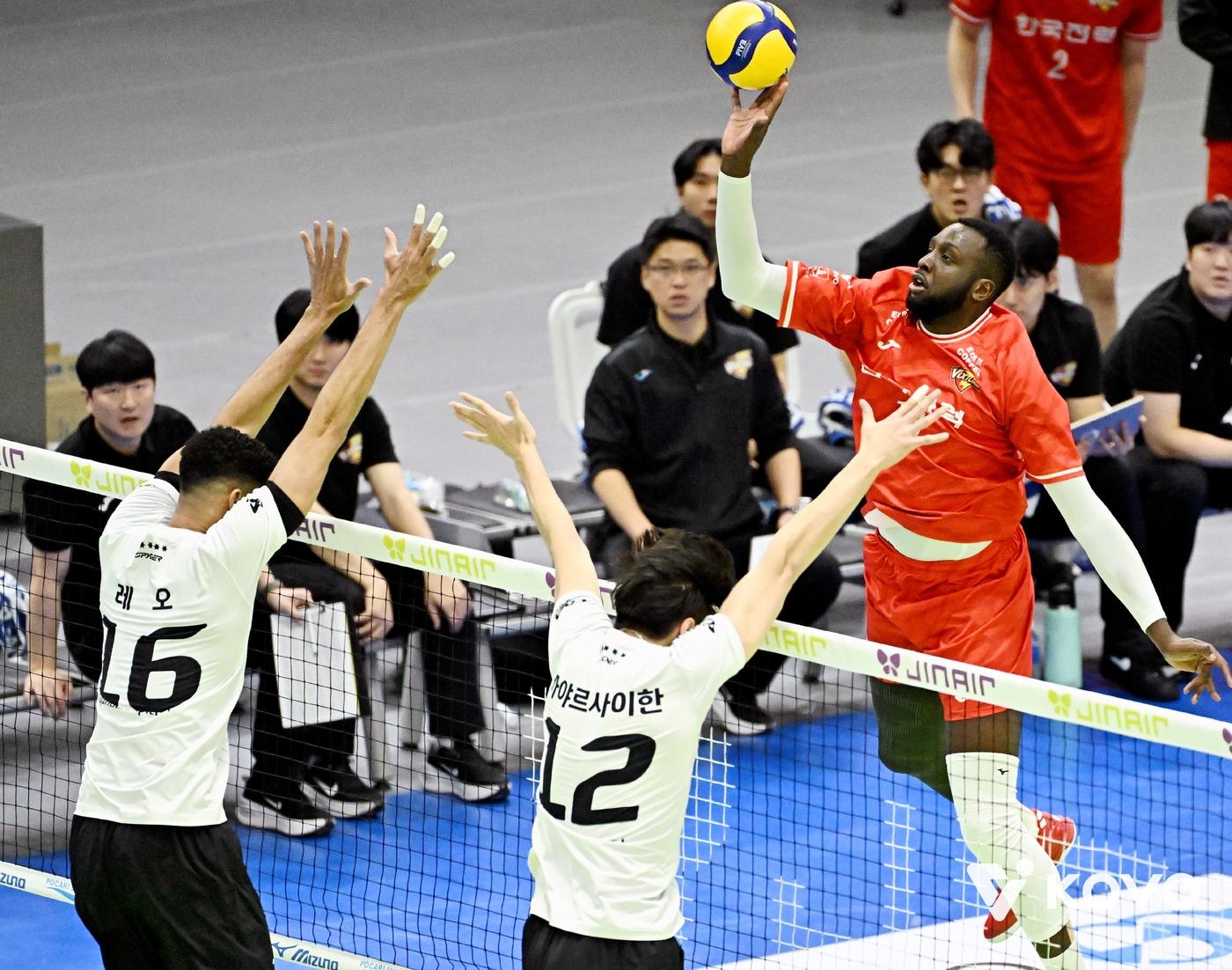 본문 이미지 - 공격하는 한국전력 외국인 선수 베논. (KOVO 제공)