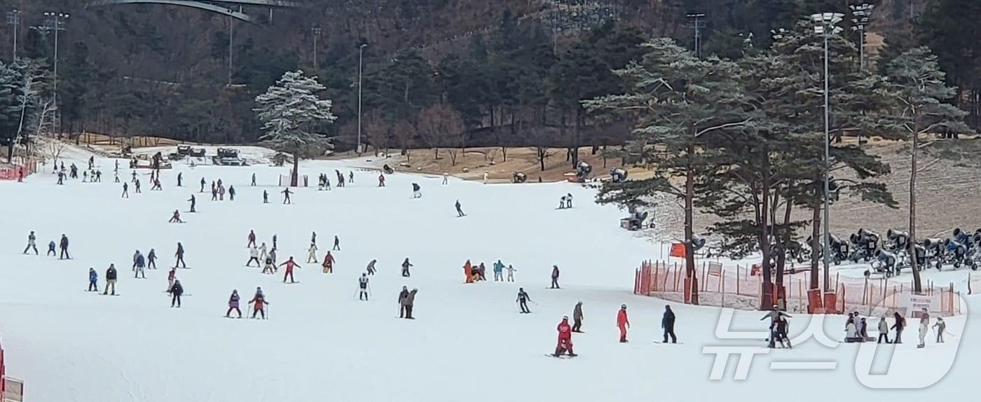 강원 영서·산간의 주요 지역에 1㎝ 이상의 적설이 기록된 27일 강원 원주시 오크밸리리조트 스키장에서 관광객들이 스키와 스노보드를 즐기고 있다. 2025.12.27./뉴스1 ⓒ News1 신관호 기자