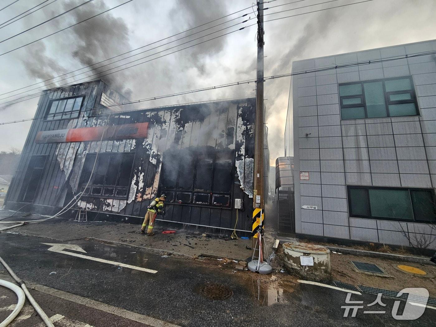 본문 이미지 - 남양주 별내면 이륜차 정비업체 화재 현장.(경기도북부소방재난본부 제공. 재판매 및 DB금지)