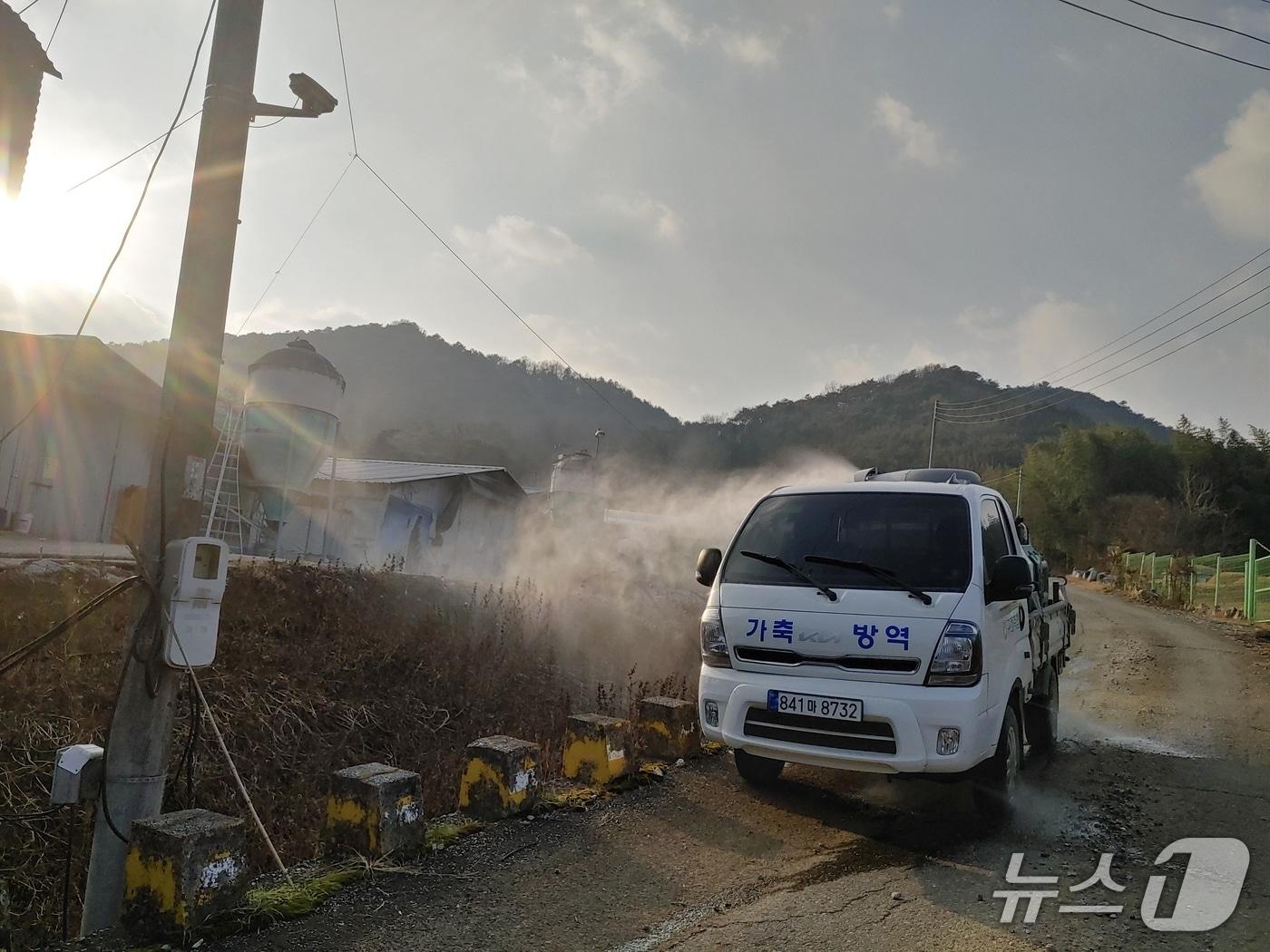 본문 이미지 - 전남지역 조류인플루엔자 방역 모습.(전남도 제공. 재판매 및 DB금지) 2025.12.27/뉴스1