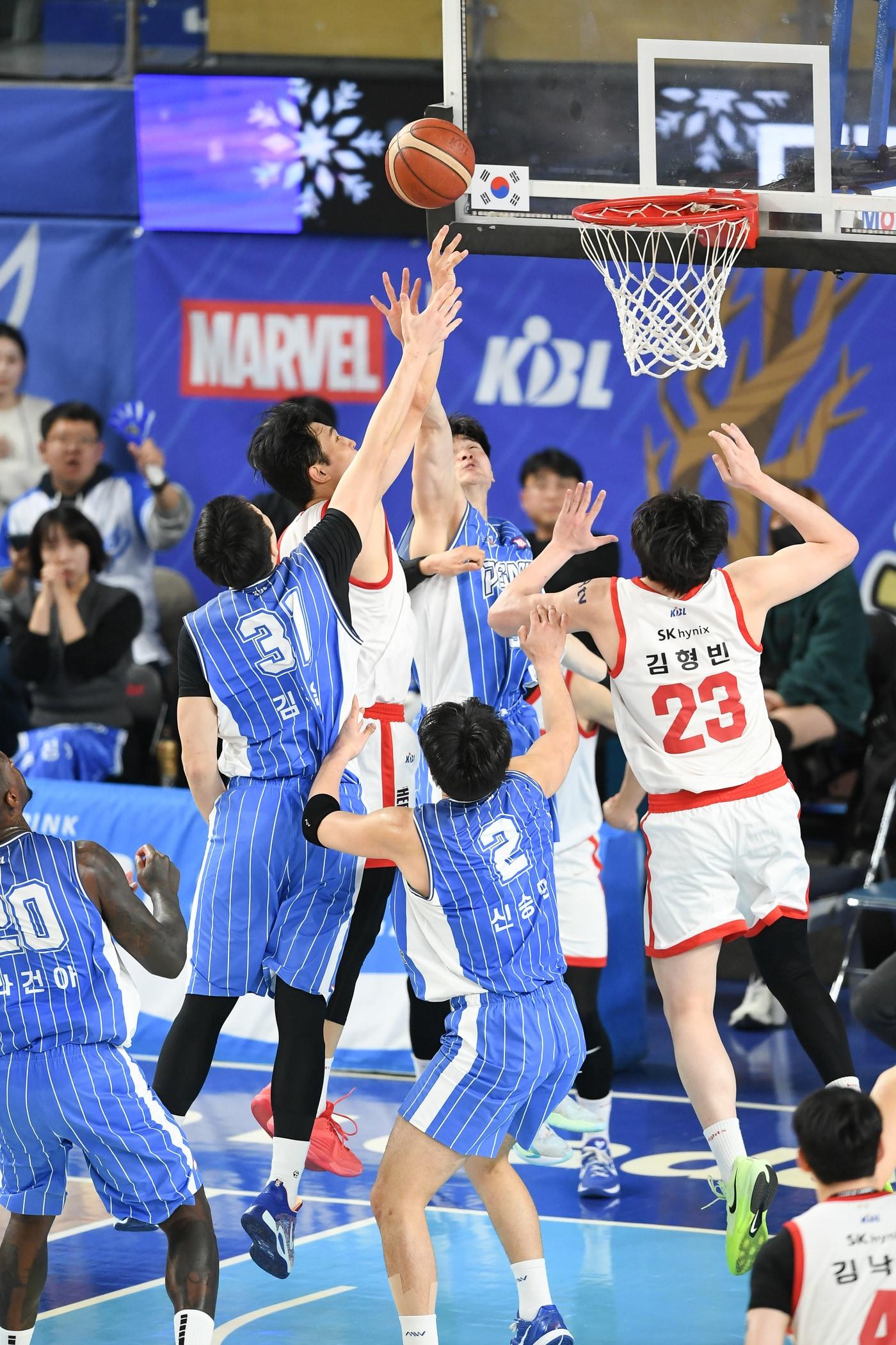 본문 이미지 - 프로농구 SK 안영준이 27일 한국가스공사와 경기에서 결승골을 넣고 있다.(KBL 제공)