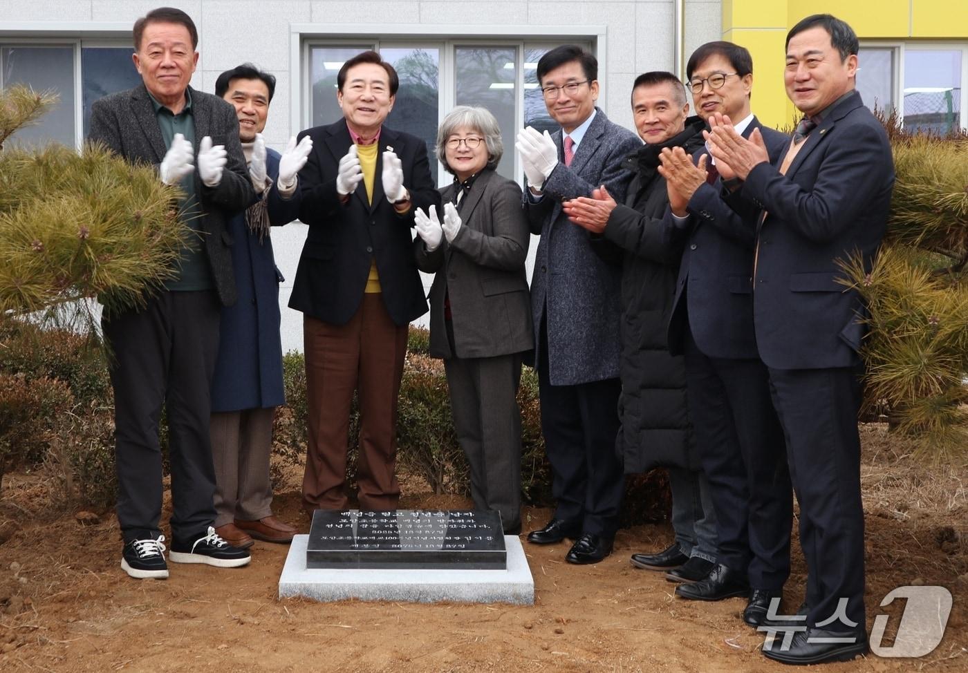 충북 증평 도안초등학교 개교 100주년 기념사업회는 27일 이 학교 운동장에서 '개교 100주년 타임캡슐 봉입식'을 열었다.(도안초 제공, 재판매 및 DB금지)/뉴스1