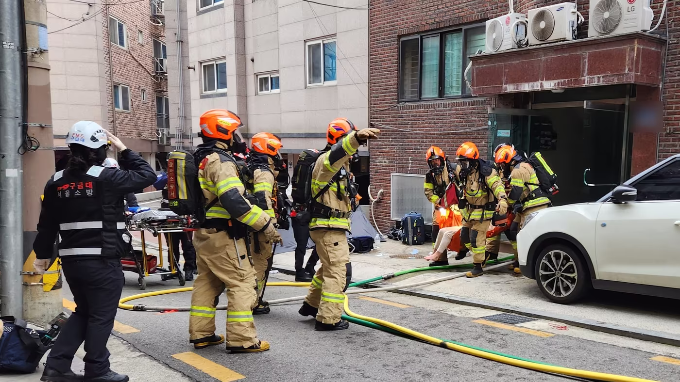 27일 오후 3시 37분쯤 서울 강동구 암사동의 3층짜리 다세대주택 1층에서 화재가 발생했다.(강동소방서 제공)