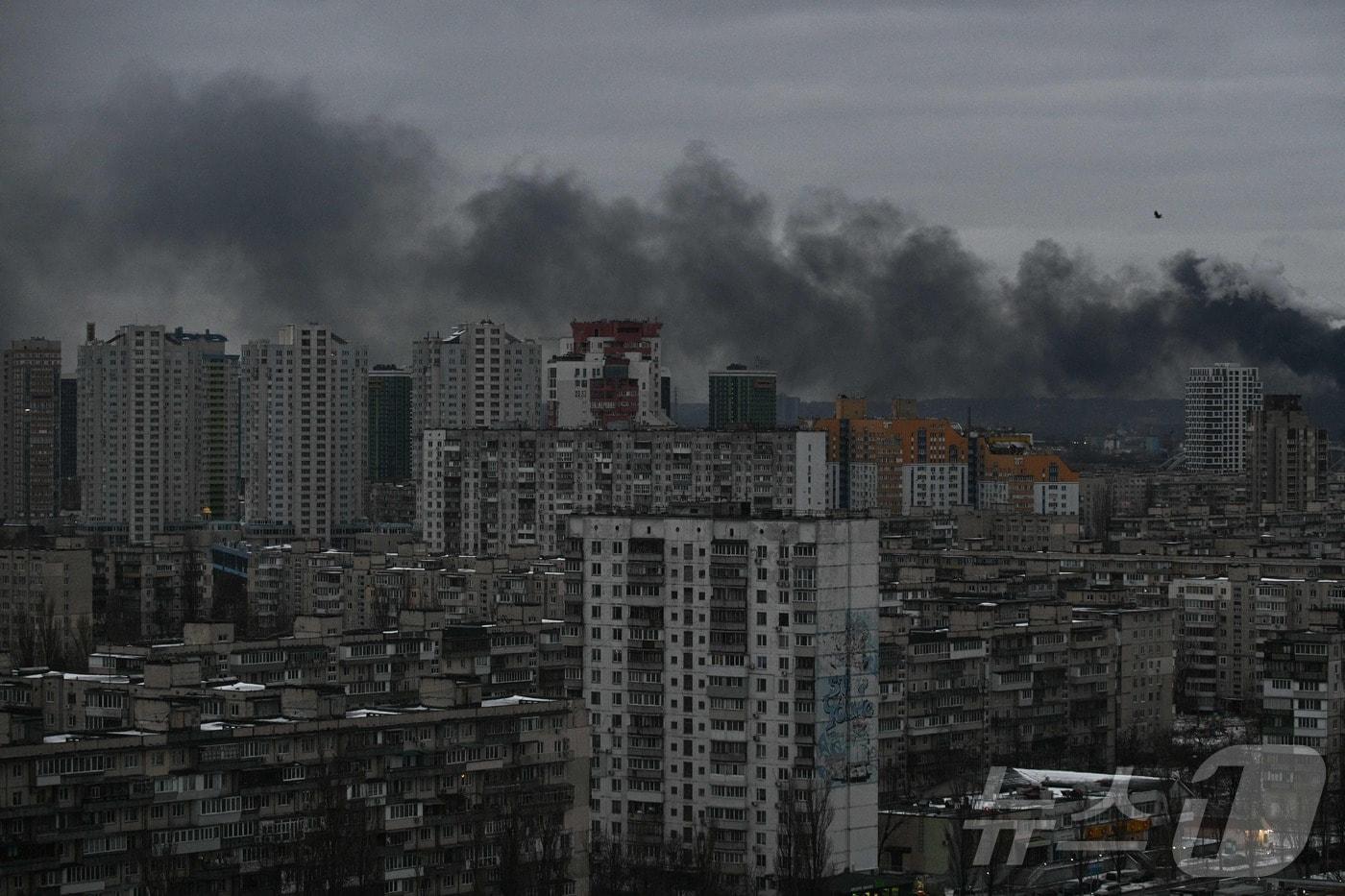 2025년 12월 27일, 러시아의 대규모 드론 및 미사일 공격이 발생한 우크라이나 키이우 시내 주거 단지 위로 검은 연기가 치솟고 있다. 이번 공습은 볼로디미르 젤렌스키 대통령과 도널드 트럼프 미국 대통령의 회담을 앞두고 발생했으며, 민간인 사망자와 대규모 정전 피해를 야기했다ⓒ AFP=뉴스1