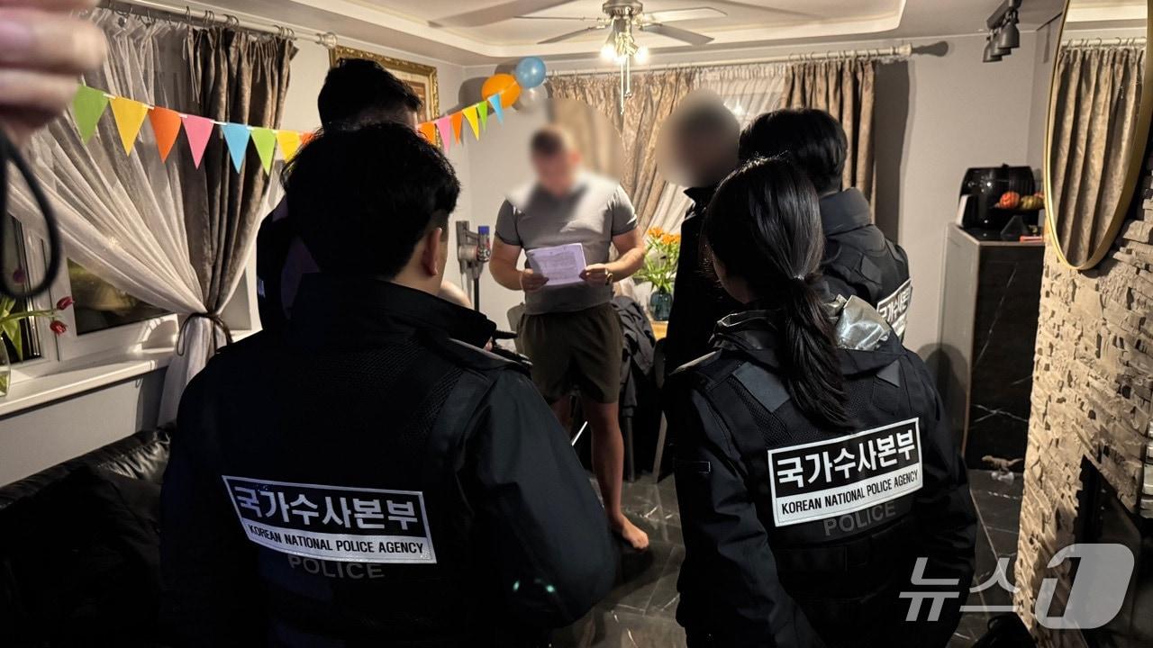 본문 이미지 - 경찰청 국가수사본부 소속 경찰관들이 지난해 12월 리투아니아 현지에서 악성프로그램 유포범 A 씨에 대한 압수수색을 진행하고 있다.(경찰청 제공)