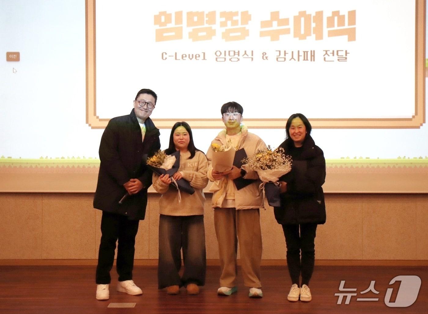 본문 이미지 - 에스동물메디컬그룹은 22일 울산 유니스트 AI 혁신파크에서 '2025년 송년회'를 열었다(동물병원 제공). ⓒ 뉴스1