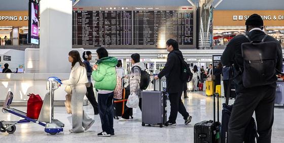 본문 이미지 - 18일 일본 지바현 나리타시 나리타 국제공항 제2터미널 출국장이 여행객들로 북적이고 있다. 2025.12.27 ⓒ 뉴스1 김진환 기자