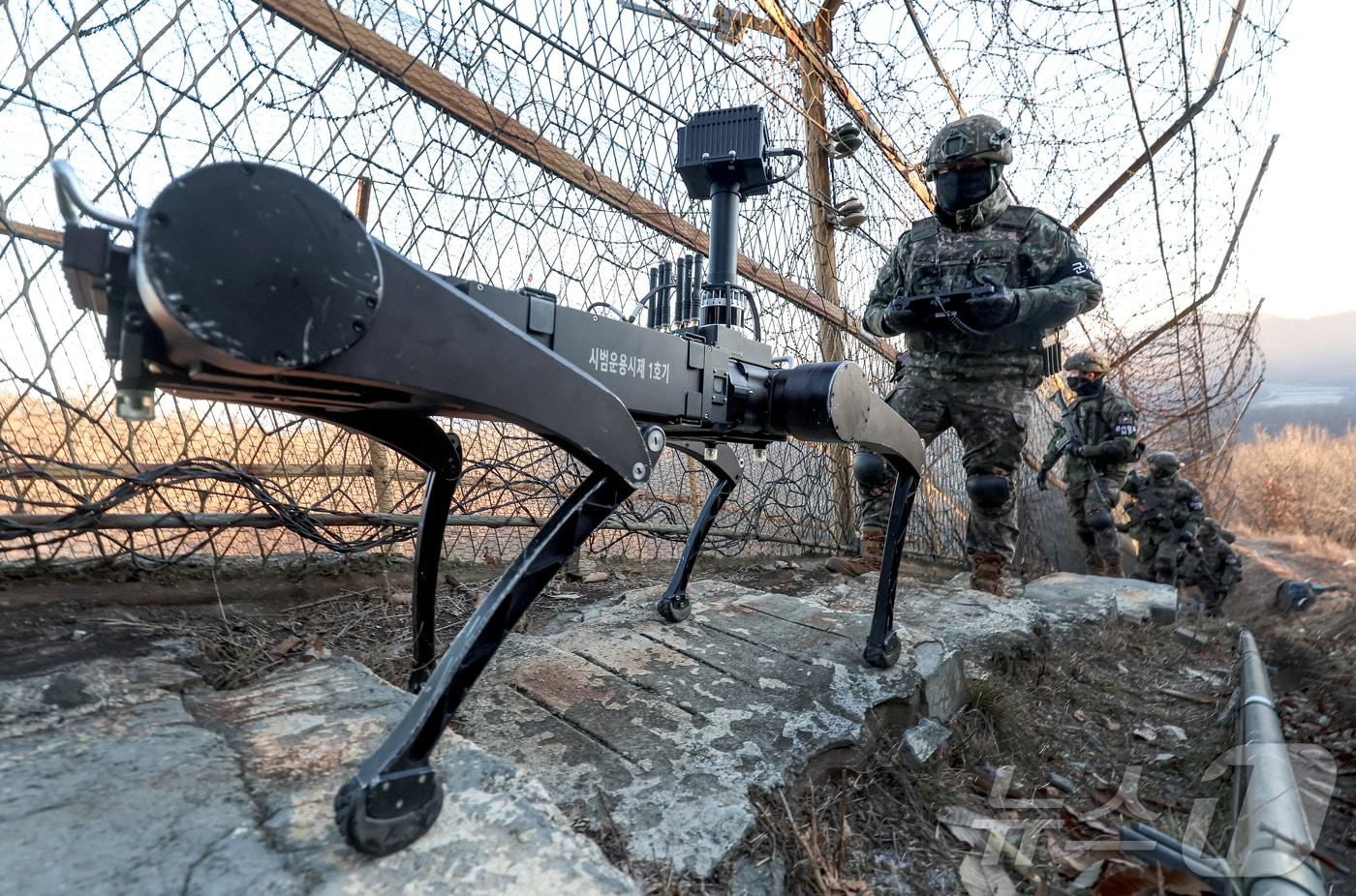 본문 이미지 - 육군 5사단 열쇠부대 장병들이 경기 연천군 접경지역에서 다족 보행 로봇과 함께 일출시간대 철책 경계 근무를 하고 있다. (공동취재) 2025.12.29 ⓒ 뉴스1 장수영 기자