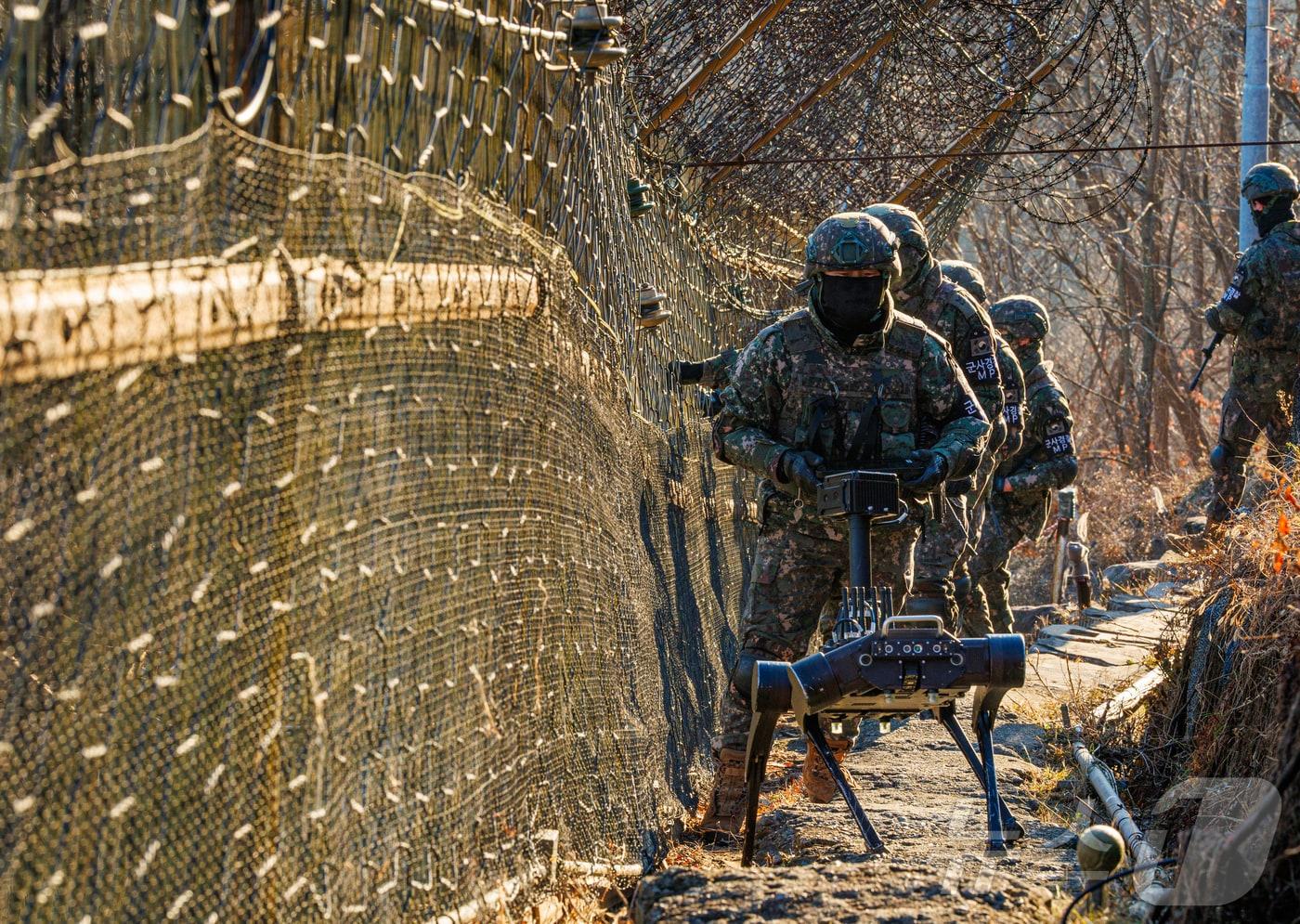본문 이미지 - 금융감독원은 8일 금융위원회에 등록된 상위 30개 금전대부업자를 대상으로 군인 대상 대부업 영위 실태를 조사 결과를 발표했다. 사진은 경기 연천군 접경지역에서 다족 보행 로봇과 함께 일출시간대 철책 경계 근무를 하고 있다.(공동취재) 2025.12.29 ⓒ 뉴스1 장수영 기자