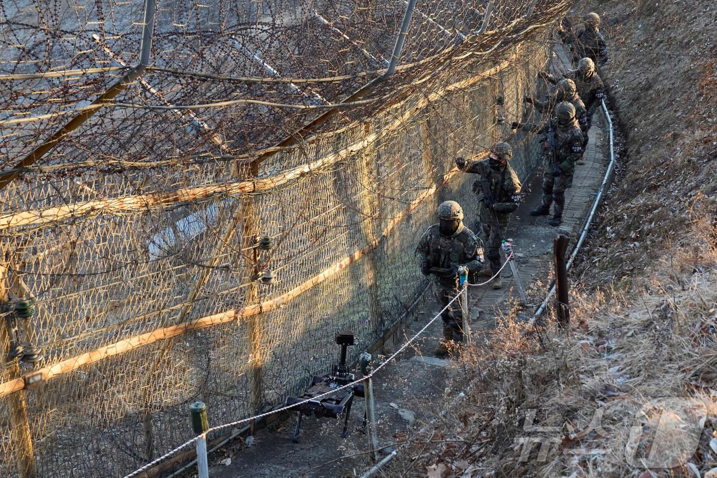 육군 5사단 열쇠부대 장병들이 2026년 병오년(丙午年)을 앞두고 경기 연천군 접경지역에서 다족 보행 로봇과 함께 일출시간대 철책 경계 근무를 하고 있다. (공동취재) 2025.12.29/뉴스1 ⓒ News1 장수영 기자