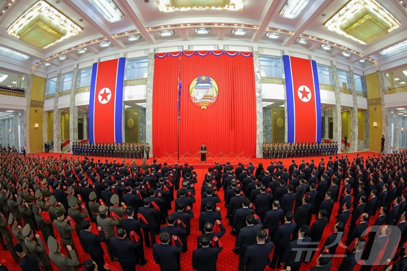(평양 노동신문=뉴스1) = 북한 노동당 기관지 노동신문은 전날인 27일 만수대의사당에서 김정은 당 총비서의 참석 아래 헌법절 53주년을 기념하는 국기게양 및 선서의식을 진행했다고 28일 보도했다. [국내에서만 사용가능. 재배포 금지. DB 금지. For Use Only in the Republic of Korea. Redistribution Prohibited] rodongphoto@news1.kr