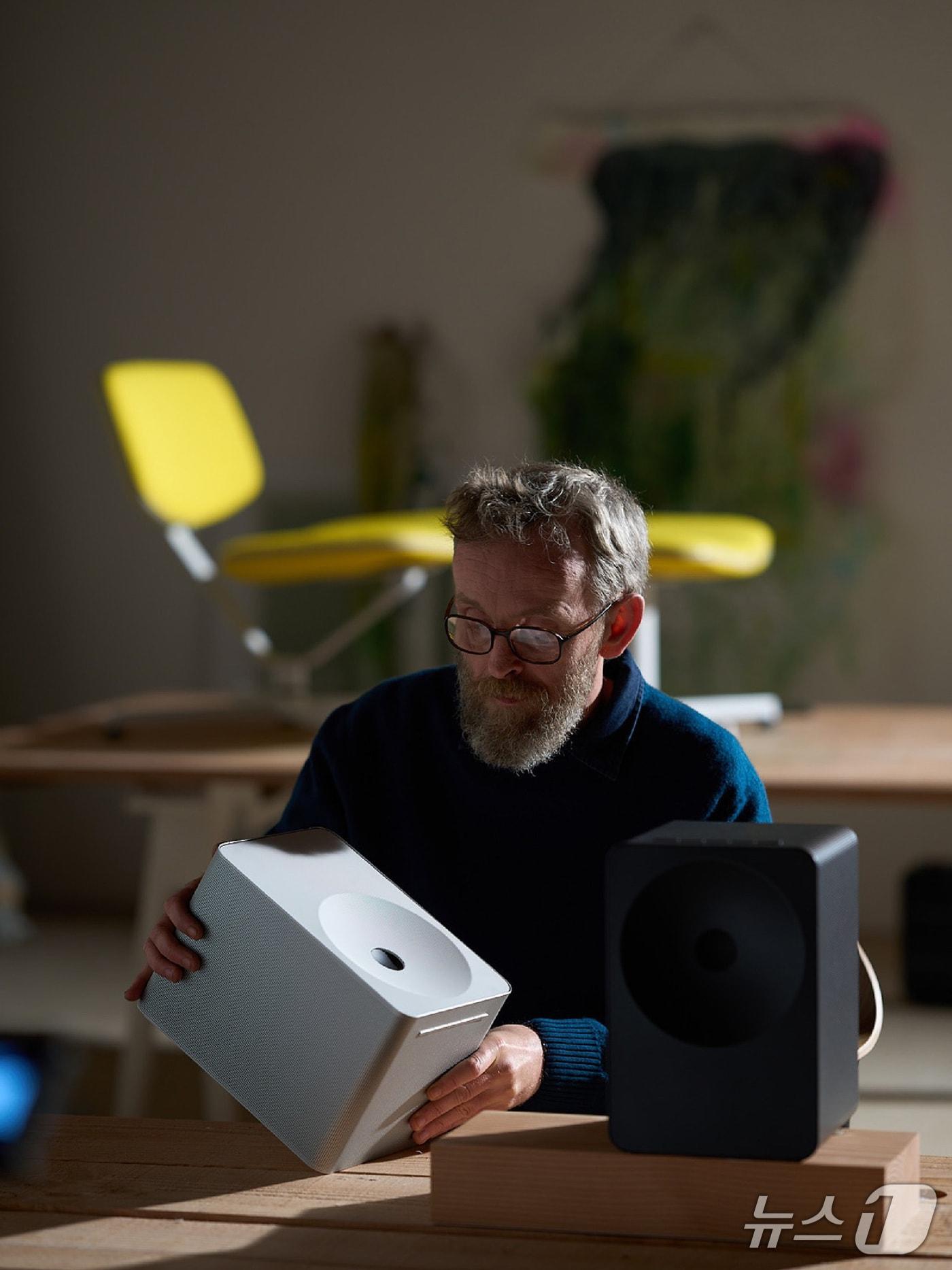 본문 이미지 - 프랑스 출신 가구 디자이너 에르완 부홀렉이 뮤직 스튜디오 7을 소개하고 있다. (사진제공 = 삼성전자) 