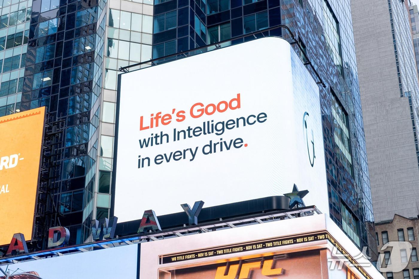  LG전자는 미국 뉴욕 타임스스퀘어 전광판에서 B2B사업의 핵심 축인 전장 사업의 차별화된 경쟁력을 대중에게 알리는 캠페인 영상을 공개했다. (사진제공 = LG전자)