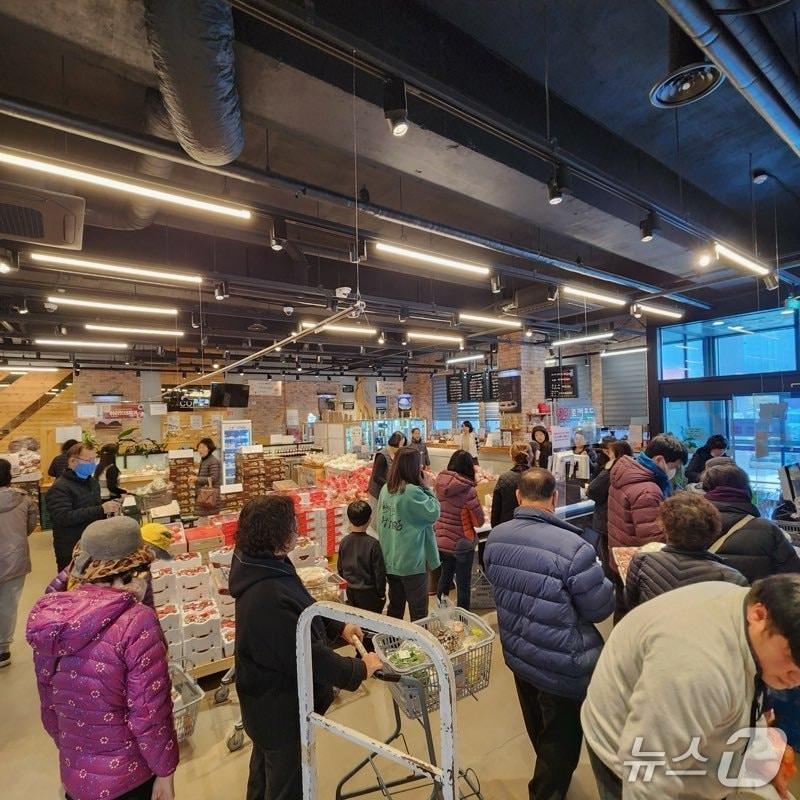 본문 이미지 - 전북 진안군이 내년 1월 1일부터 로컬푸드 운영 주체를 '진안로컬푸드 영농조합법인'에서 '먹거리사업 추진단'으로 전환한다.(진안군제공, 재판매 및 DB금지)2025.12.28/뉴스1